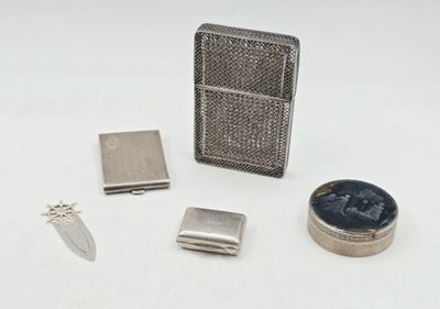 un briquet, un étui à briquet, un couteau et d'autres objets posés sur une surface blanche