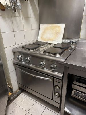 une cuisine équipée d'une cuisinière, d'un four et d'un lave-vaisselle