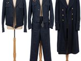 trois uniformes pour hommes présentés sur des mannequins, sur fond blanc