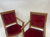 une paire de fauteuils recouverts de velours rouge