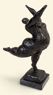 statue d'un kangourou sur un socle, avec un fond blanc