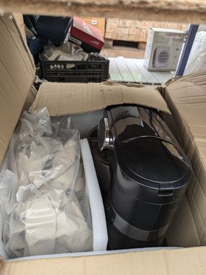 une boîte en carton contenant un certain nombre d'objets