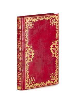 un vieux livre rouge aux tranches dorées et à la bordure dorée
