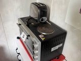 un micro-ondes et un grille-pain posés sur une table