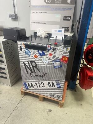 a picture of a machine that is sitting on a pallet
