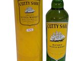 une bouteille de whisky écossais Cutty Sark à côté d'une boîte métallique