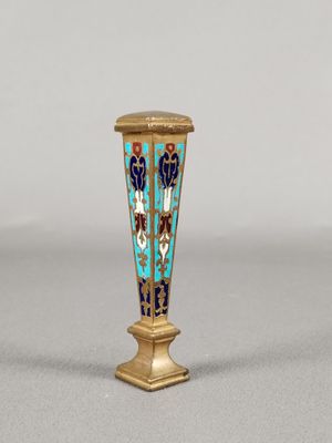 un vase en or orné d'un motif bleu et blanc