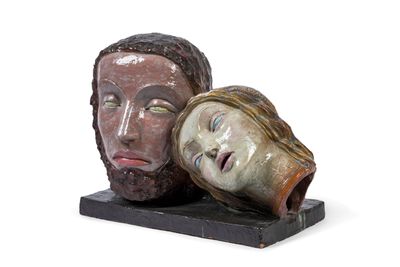 une statue représentant un homme et une femme, posée sur un socle