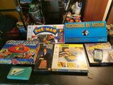 beaucoup de jouets et de jeux sur la table