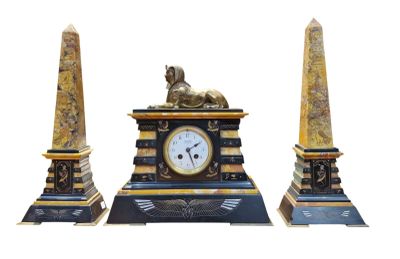 deux statues, dont l'une est une horloge et l'autre représente un chien