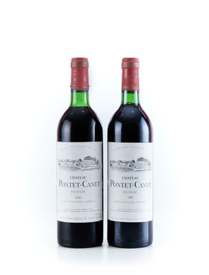 deux bouteilles de vin rouge posées l'une à côté de l'autre sur une surface blanche