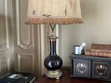 une lampe posée sur une table dans une pièce