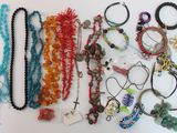 de nombreux colliers et bracelets différents disposés sur une table