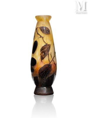 un vase orné d'un motif d'oiseau sur un fond blanc