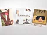 trois livres sont posés sur une table les uns à côté des autres