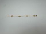 un bracelet en or orné d'un motif ovale