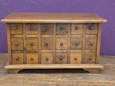 une commode en bois avec de nombreux tiroirs
