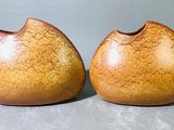 deux vases marron posés sur une table