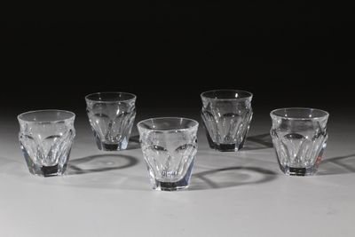 six verres sont alignés sur une surface blanche