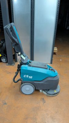 un gros plan d'une machine posée au sol dans un garage