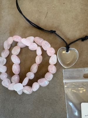 deux bracelets et un collier orné d'un cœur