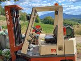 un chariot élévateur garé sur le bord de la route