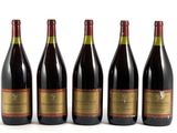 six bouteilles de vin sont alignées sur une surface blanche