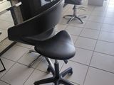 deux chaises placées au milieu d'une pièce