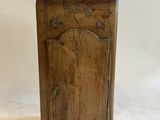 une vieille armoire en bois surmontée d'une porte