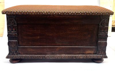 une petite boîte en bois surmontée d'un siège marron