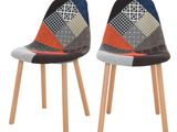 deux chaises aux pieds en bois, ornées d'un motif en patchwork
