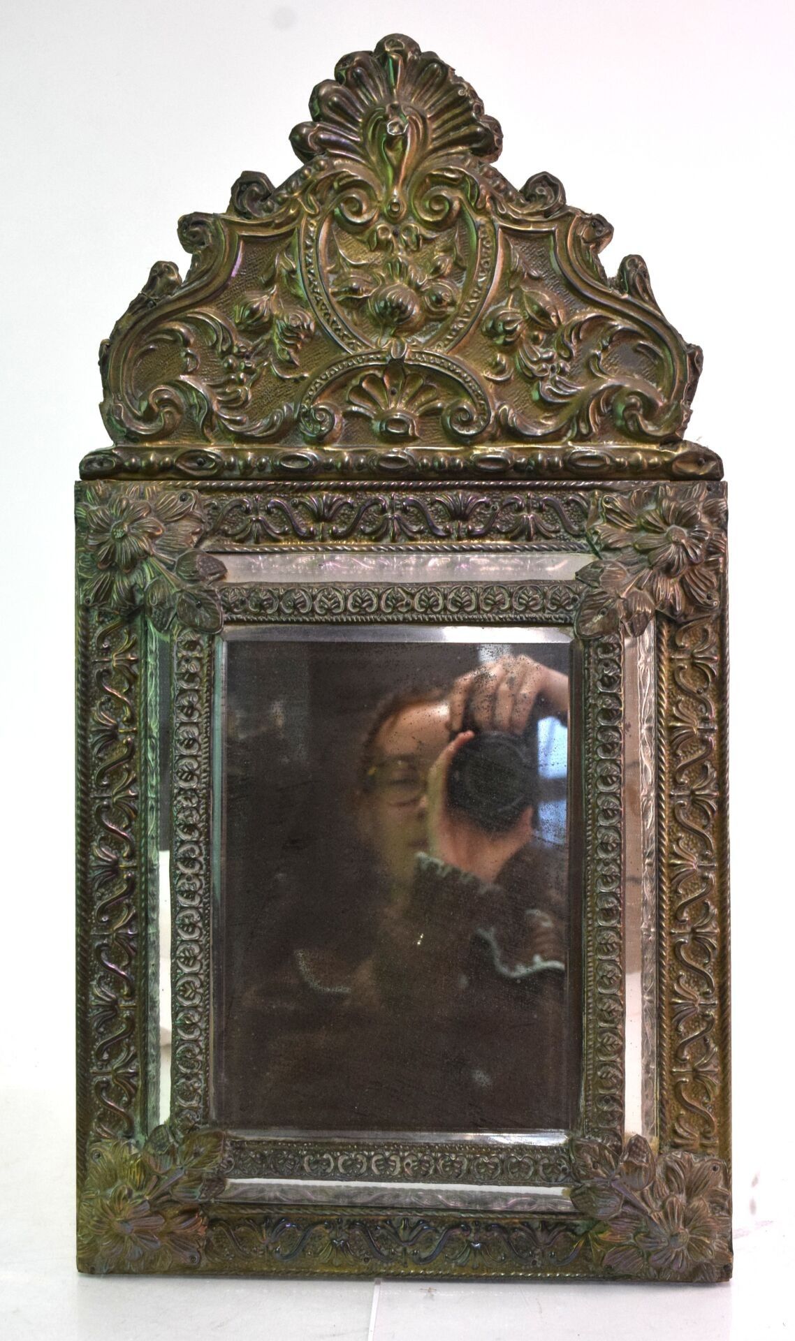 Petit miroir à parecloses en laiton repoussé