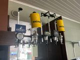 trois seaux jaunes suspendus au plafond d'un restaurant