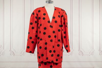 une photo d'une robe et d'une veste à pois rouges et noirs