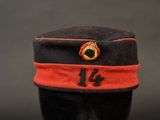 un chapeau noir orné d'un ruban rouge