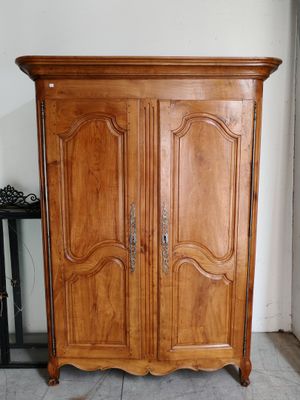 une armoire en bois surmontée d'une porte