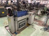 une machine qui se trouve dans une pièce où il y a beaucoup d'autres machines