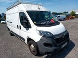 une camionnette blanche garée dans un parking