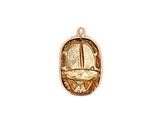 gros plan d'un pendentif en or sur fond blanc