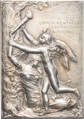 plaque en argent représentant un homme tenant un marteau et une femme tenant un oiseau