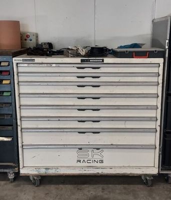 une photo d'un établi dans un garage, avec de nombreux tiroirs