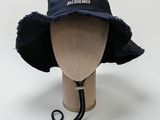 un chapeau posé sur la tête d'un mannequin, sur fond blanc