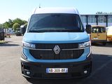 une camionnette bleue garée dans un parking
