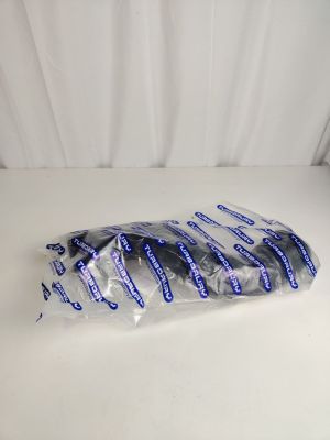 un tube de dentifrice posé sur une surface blanche