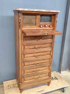 une armoire en bois avec un plateau en marbre, posée sur un chariot