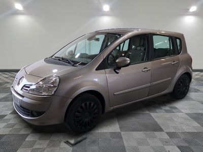 la photo d'une petite voiture garée dans un garage