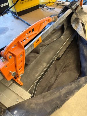 une machine posée sur une table