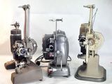 trois types de machines différents posés sur une surface blanche