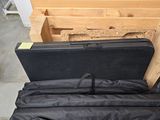 un bagage posé sur le sol