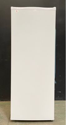 une photo d'un réfrigérateur blanc dans un coin d'une pièce